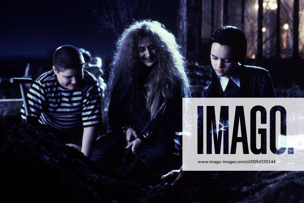 KPA47798.jpg DIE ADDAMS FAMILY IN VERRÜCKTER TRADITION Addams Family Values USA 1993 Barry Sonnenfeld Kurz nach der Geburt ihres dritten Kindes stellen Morticia und Gomez Addams das Kindermädchen Debbie Jellinsky ein, das dem armen Fester völlig den Kopf verdreht. Die beiden heiraten - und niemand ahnt, daß Debbie bereits drei Ehemänner um die Ecke gebracht hat. Filmszene mit JIMMY WORKMAN als Pugsley, CAROL KANE als Granny und CHRISTINA RICCI als Wednesday 37634 UnitedArchives47798