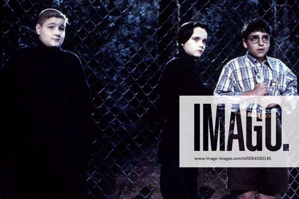 KPA47799.jpg DIE ADDAMS FAMILY IN VERRÜCKTER TRADITION Addams Family Values USA 1993 Barry Sonnenfeld Kurz nach der Geburt ihres dritten Kindes stellen Morticia und Gomez Addams das Kindermädchen Debbie Jellinsky ein, das dem armen Fester völlig den Kopf verdreht. Die beiden heiraten - und niemand ahnt, daß Debbie bereits drei Ehemänner um die Ecke gebracht hat. Filmszene mit JIMMY WORKMAN als Pugsley und CHRISTINA RICCI als Wednesday 37634 UnitedArchives47799