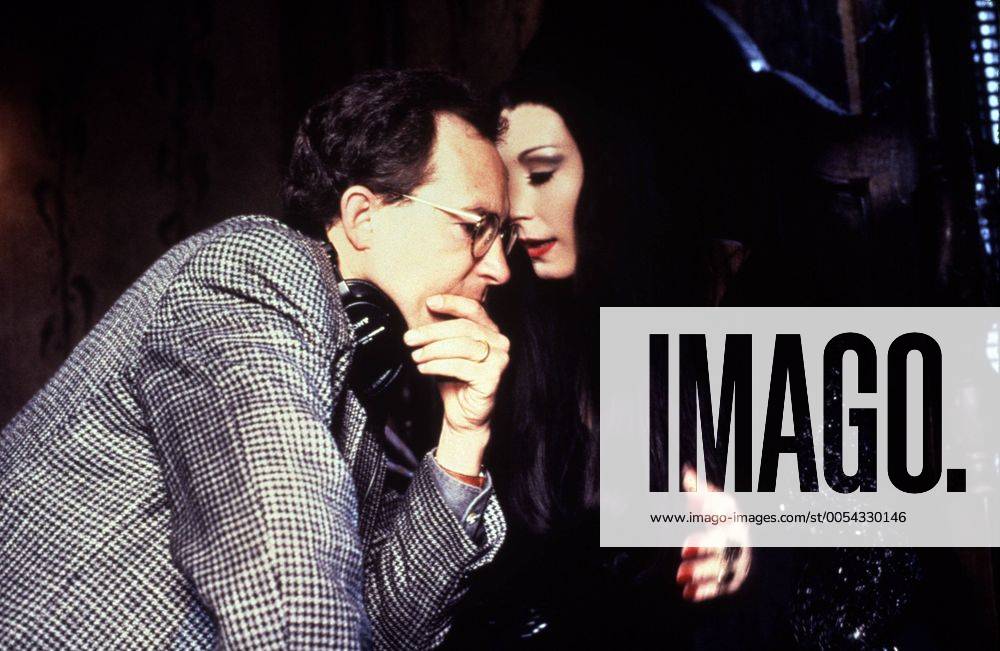KPA47800.jpg DIE ADDAMS FAMILY IN VERRÜCKTER TRADITION Addams Family Values USA 1993 Barry Sonnenfeld Kurz nach der Geburt ihres dritten Kindes stellen Morticia und Gomez Addams das Kindermädchen Debbie Jellinsky ein, das dem armen Fester völlig den Kopf verdreht. Die beiden heiraten - und niemand ahnt, daß Debbie bereits drei Ehemänner um die Ecke gebracht hat. Aufnahme: Regisseur BARRY SONNENFELD und ANJELICA HOUSTON als Morticia 37634 UnitedArchives47800