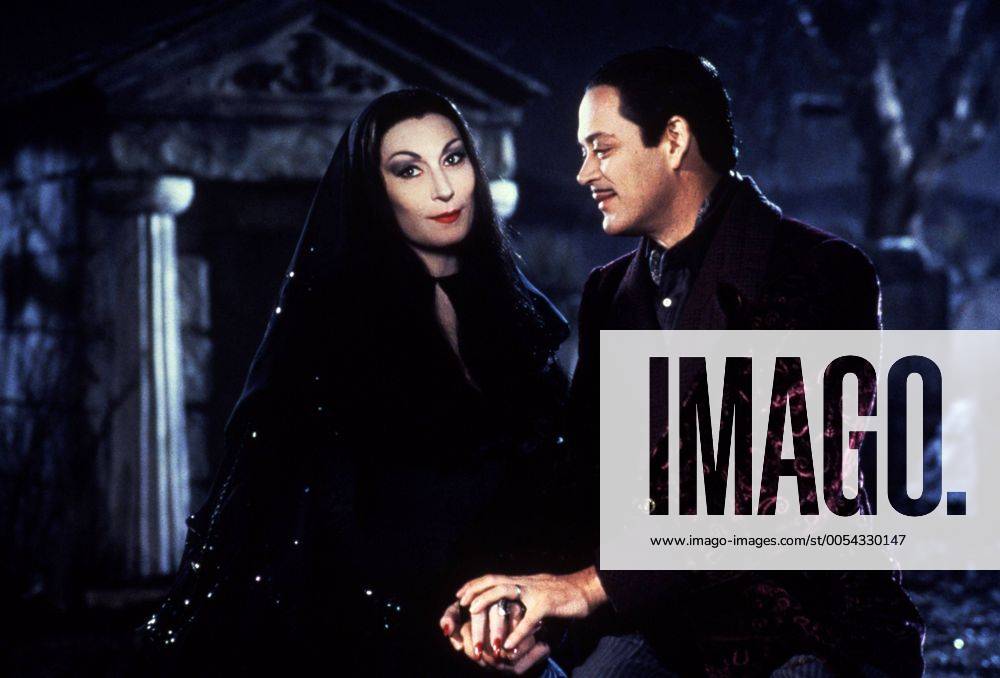 KPA47801.jpg DIE ADDAMS FAMILY IN VERRÜCKTER TRADITION Addams Family Values USA 1993 Barry Sonnenfeld Kurz nach der Geburt ihres dritten Kindes stellen Morticia und Gomez Addams das Kindermädchen Debbie Jellinsky ein, das dem armen Fester völlig den Kopf verdreht. Die beiden heiraten - und niemand ahnt, daß Debbie bereits drei Ehemänner um die Ecke gebracht hat. Filmszene mit ANJELICA HOUSTON als Morticia und RAUL JULIA als Gomez 37634 UnitedArchives47801