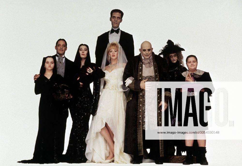 KPA47802.jpg DIE ADDAMS FAMILY IN VERRÜCKTER TRADITION Addams Family Values USA 1993 Barry Sonnenfeld Aufnahme mit: CHRISTINA RICCI (Wednesday), RAUL JULIA (Gomez), ANGELICA HOUSTON (Morticia) mit Baby Pupert, CARL STRUYKEN (Lurch), JOAN CUSACK (Debbie), CHRISTOPHER LLOYD (Fester), CAROL CANE (Granny), JIMMY WORKMAN (Pugsley) 37634 UnitedArchives47802