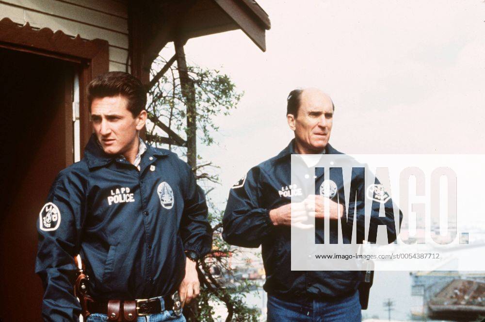 Colors - farben der GEWALT (1988) In Los Angeles tobt ein Bandenkrieg. Zwei Banden liefern sich brutale Straßenkämpfe um die Vorherrschaft im Geschäft mit der Todesdroge Crack. Um der Situation Herr zu werden, setzt die örtliche Polizei die Spezialeinheit C.R.A.S.H. ein. Bob Hodges (ROBERT DUVALL) ist ein alter, erfahrener Cop kurz vor der Pensionierung. Der Wille zum rücksichtslosen Durch-greifen ist ihm längst verlo-rengegangen. Darum ist er auch nicht begeistert, als ihm ein Neuling zur Seite gestellt wird. Danny McGavin (SEAN PENN) ist ein aufbrausender und aggressiver Schlägertyp... 36157 , 12kpacolors2 UnitedArchives11648
