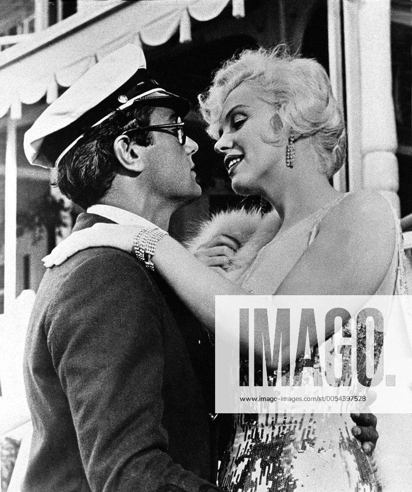 Manche mögen s heiß (USA 1959) In Billy Wilders Kino Klassiker lässt sich Joe (TONY CURTIS, hier in einer Szene als verkleideter Millionär) von der Sängerin Sugar (MARILYN MONROE) verführen. B28718-0-57399 , 16kpaHeiss1 UnitedArchives23284
