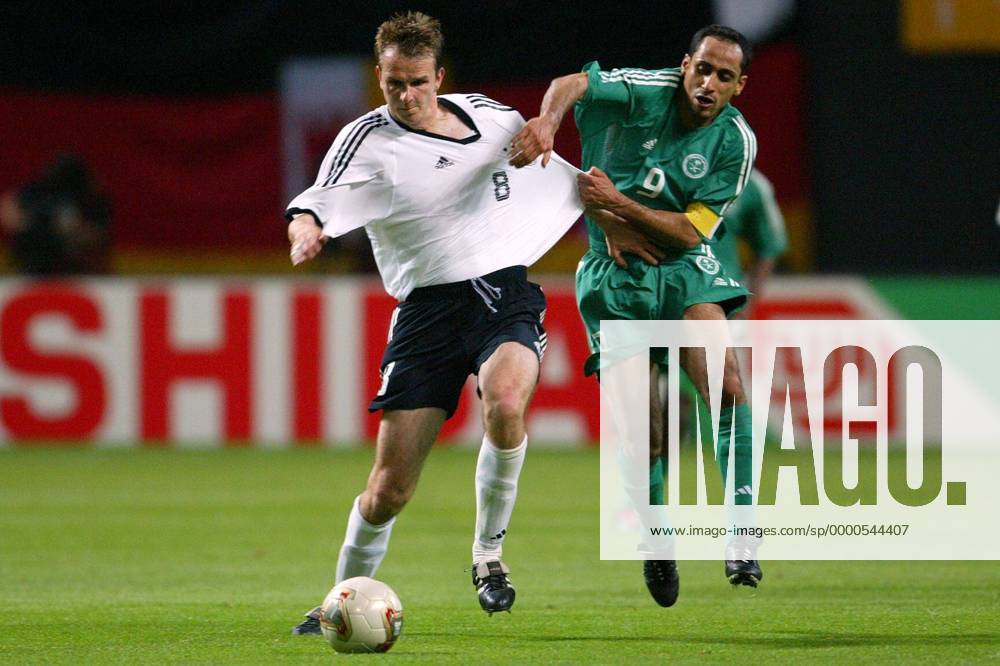 Sami Al-Jaber (re., Saudi-Arabien) gegen Dietmar Hamann (Deutschland) Fußball WM Herren Weltmeisterschaft 2002, Länderspiel, Gruppenspiel, Gruppe E, Nationalmannschaft, Nationalteam, Vdig, Gruppe Sapporo Dome Sapporo Dynamik,