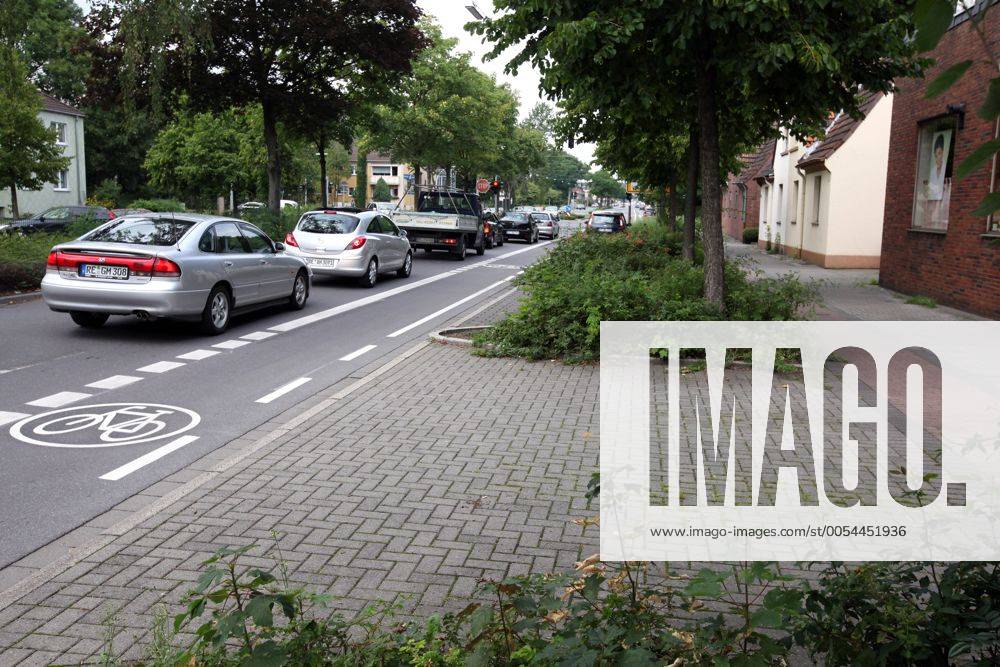 Recklinghausen an der Westfalenstrasse in Hochlarmark Wegen des Umbau der Kreuzung gibt es nun zwei Radwege nebeneinander . Die zweispurige Stra0se besteht daher jetzt nur noch aus einer Spur . Deswegen bildet sich jeden Tag Stau an der Ampel .