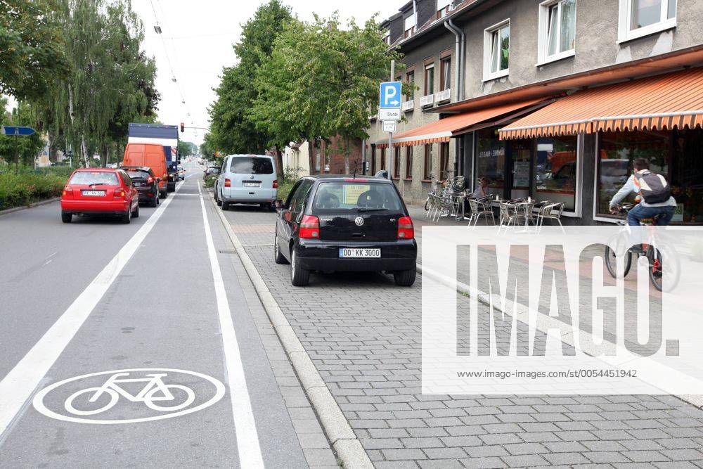 Recklinghausen an der Westfalenstrasse in Hochlarmark Wegen des Umbau der Kreuzung gibt es nun zwei Radwege nebeneinander . Die zweispurige Stra0se besteht daher jetzt nur noch aus einer Spur . Deswegen bildet sich jeden Tag Stau an der Ampel .