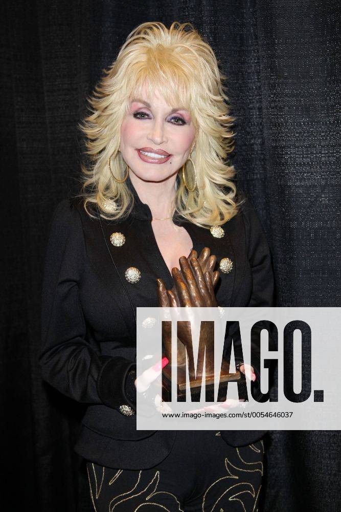 Dolly Parton, die Country Ikone und Gründerin vom Freizeitpark Dollywood mit ihrem Preis bei der Verleihung vom Liseberg Applause Award der IAAPA Attractions Expo 2010 am 16.11.2010 in Orlando