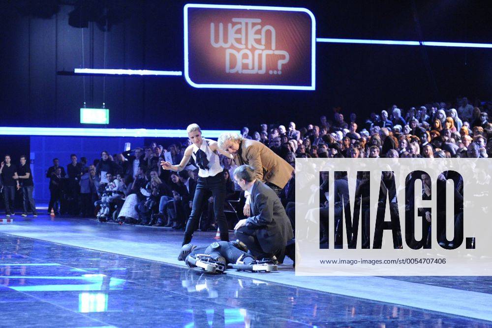 Wettkandidat Samuel KOCH während seiner Wettaktion, Wette Autos, springt mit Sprungfedern über fahrende Autos, wobei er sich schliesslich verletzt, bleibt verletzt am Boden liegen, Moderator Thomas GOTTSCHALK und Moderatorin Michelle HUNZIKER beugen sich über den Verletzten, Wetten dass...? aus Düsseldorf