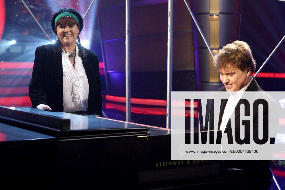 MDR - Musik für Sie. Sänger Frank Schöbel und Sängerin Chris Doerk ( beide GER ). Sänger Frank Schöbel und Sängerin Chris Doerk ( beide GER ) während der Generalprobe zum MDR - Wunschkonzert Musik für Sie am 10.12.2010 in der Zwönitztalhalle Burkhardtsdorf.