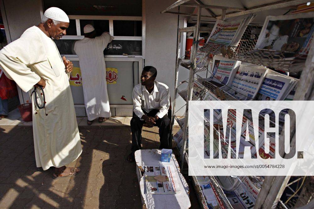 (110104) -- KHARTOUM, Jan. 4, 2011 (Xinhua) -- A man looks at the newspaper stand in Khartoum, capital of Sudan, Jan. 4, 2011. Around four million southern Sudanese are expected to vote in the coming referendum, set for Jan. 9, 2011, to decide whether the region should remain united with the north or secede to establish an independent state. (Xinhua Cai Yang) (zw) SUDAN-REFERENDUM-KHARTOUM-DAILY LIFE