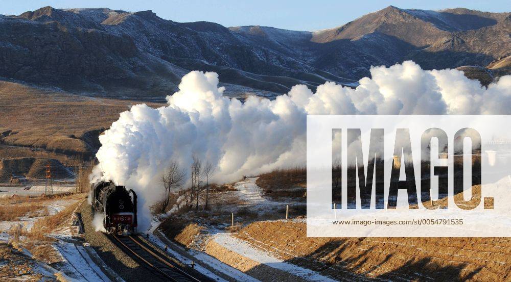 (110107) -- HEXIGTEN, Jan. 7, 2011 (Xinhua) -- Photo taken on Jan. 4, 2011 shows a steam engine train rolling in the Hexigten Banner, north China s Inner Mongolia Autonomous Region. The 4th Hexigten International Steam Locomotive Tour and Photograph Festival kicked off in Hexigten Banner. (Xinhua Zhang Ling) (lb) CHINA-INNER MONGOLIA-HEXIGTEN-FESTIVAL-STEAM TRAIN (CN)
