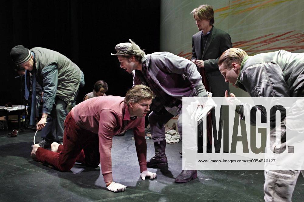 Drama-berlin.de 13.01.2011 Schaubühne am Lehniner Platz Berlin NACHTASYL (von Maxim Gorki in einer Fassung des Ensembles), Regie: Peter Kleinert, Buehne: Peter Schubert, Kostueme: Katharina Dobner, Musik: Manfred Effinger, Koproduktion mit der Hochschule für Schauspielkunst Ernst Busch Berlin, Premiere am 15.01.2011. Szene mit Carl Niclas Rohrwacher (als Baron, unten) und Ensemble. Schaubühne am Lehniner Platz Berlin NIGHT ASYLUM by Maxim Gorki in an edition of the ensemble, directed by Peter Kleinert, stage design Peter Schubert, costumes design Katharina Dobner, music Manfred Effinger, coproduction with Ernst-Busch-School of Performing Arts Berlin, opening january 15, 2011. Scene with Carl Niclas Rohrwacher (as Baron, bottom) and actors ensemble. ©xBresadola drama-berlin.de