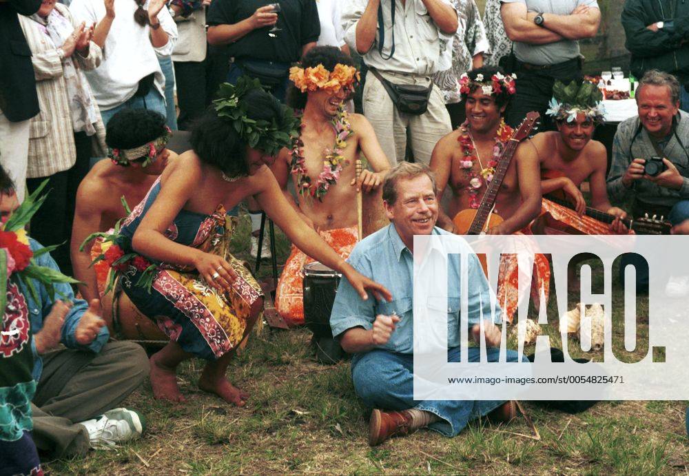 Czech president Vaclav Havel meets native Rapanui inhabitants during his visit to Easter Island on September 22, 1996. CTK Photo Michal Krumphanzl CTKPhoto00190017