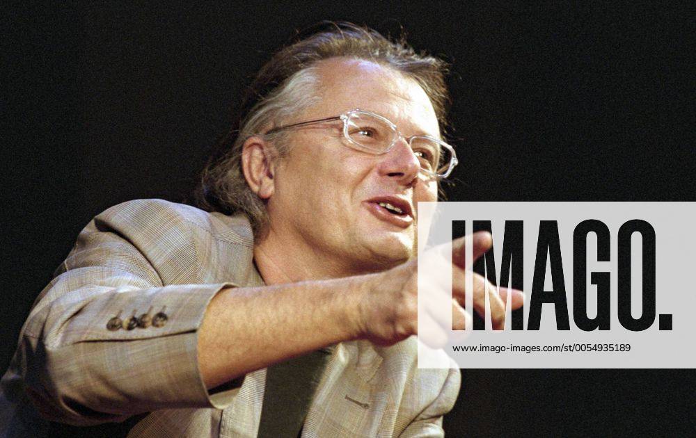 Castorf, Frank (Regisseur und Intendant), geb. am 17.07.1951 in Berlin. Hier: Am 18.05.2003 während eines Podiumsgespräches im Deutschen Theater Berlin. ©Freesex xDRAMA.
