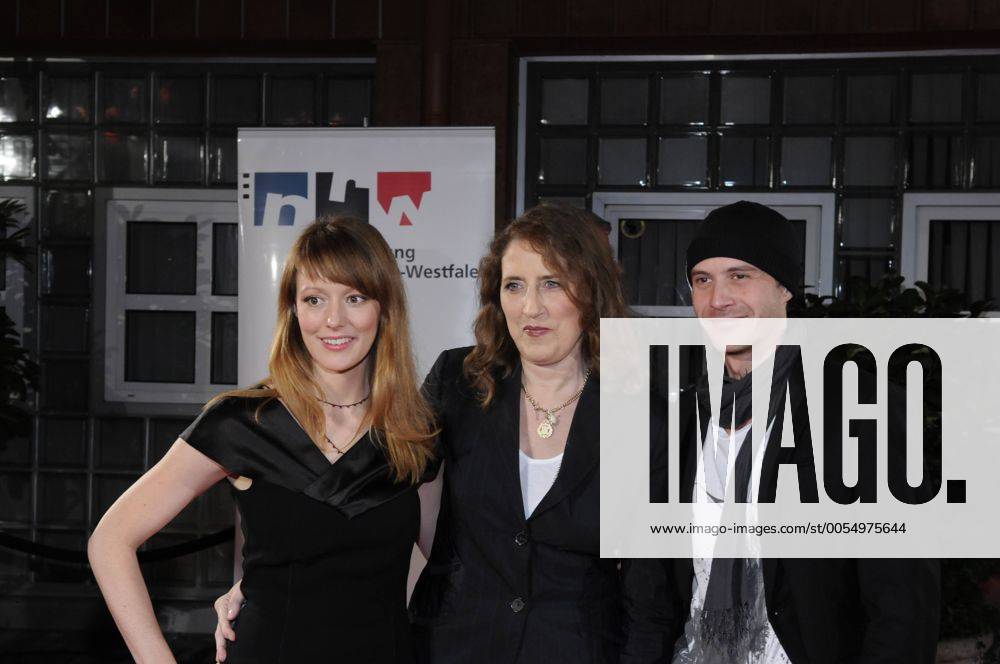 Lavinia Wilson mit Freund Barnaby Metschurat und Petra Müller posiert am 02.11.2010 in Köln bei der Verleihung des Kinoprogrammpreis 2010 der Filmstiftung NRW