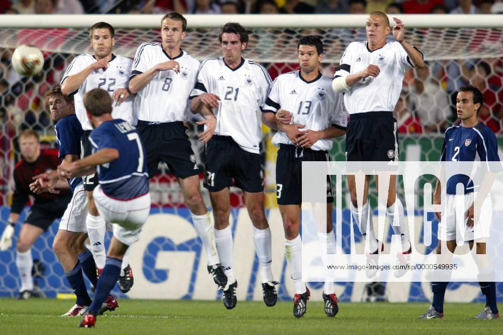 Freistoßmauer Deutschland, v.li.: Torsten Frings, Dietmar Hamann, Christoph Metzelder, Michael Ballack und Christian Ziege bei einem Freistoß von Lewis (USA) Fußball WM Herren Weltmeisterschaft 2002, Länderspiel, Viertelfinale, Nationalmannschaft, Nationalteam, Nationaltrikot Gruppe Munsu Stadion Ulsan Dynamik,