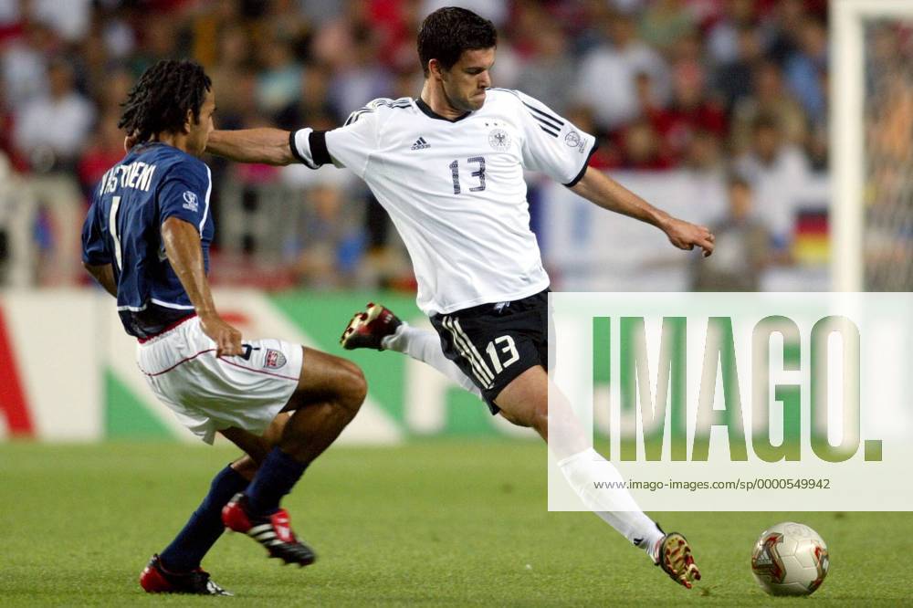 Michael Ballack (re., Deutschland) zieht ab gegen Pablo Mastroeni (USA) Fußball WM Herren Weltmeisterschaft 2002, Länderspiel, Viertelfinale, Nationalmannschaft, Nationalteam, Nationaltrikot Gruppe Munsu Stadion Ulsan Dynamik,