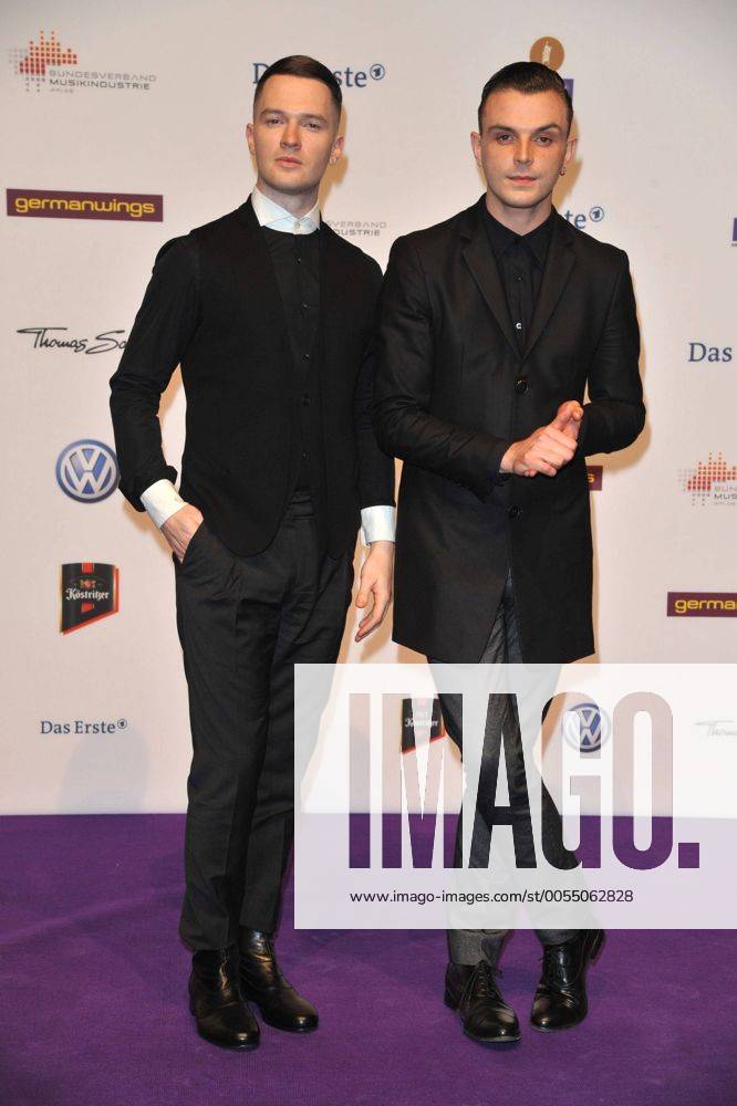 Die Band Hurts , Theo Hutchcraft (L) und Adam Anderson bei der Verleihung vom Musikpreis Echo in Berlin am 24.03.2011 Echo Verleihung 2011