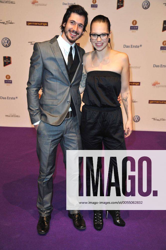 Stefanie Heinzmann mit ihrem Bruder Claudio bei der Verleihung vom Musikpreis Echo in Berlin am 24.03.2011 Echo Verleihung 2011