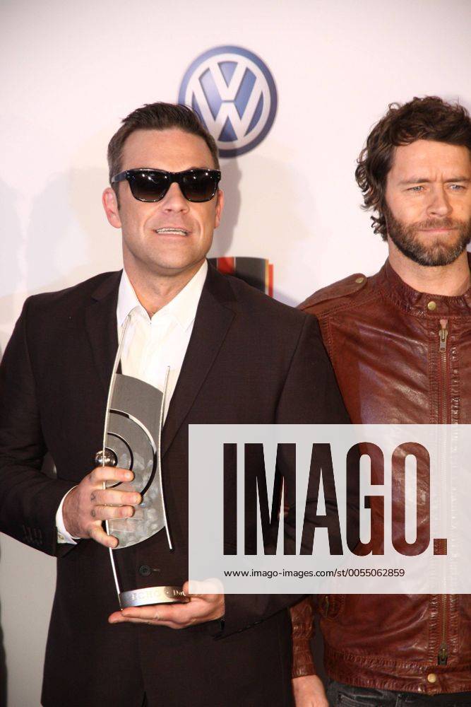 Robbie Williams (L) und Howard Donald (Take That) bei der Verleihung vom Musikpreis Echo in Berlin am 24.03.2011 Echo Verleihung 2011