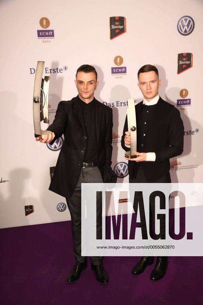 Die Band Hurts , Theo Hutchcraft (L) und Adam Anderson bei der Verleihung vom Musikpreis Echo in Berlin am 24.03.2011 Echo Verleihung 2011