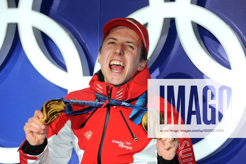 Simon AMMANN (SUI), 1. Platz Olympiasieger Gewinner der Goldmedaille, jubelt, Jubel, praesentiert seine zwei Goldmedaillen, Siegerehrung, Medal Ceremony Skispringen, Ski Jumping, Large Hill, Grossschanze, 20.02.2010. XXI. Olympische Winterspiele 2010, vom in Vancouver Kanada. o0 Freude Jubel Siegerehrung Normalschanze Objekte Gold Medaille Sieg