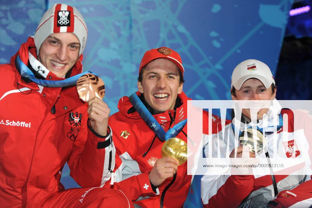 V.li: Gregor SCHLIERENZAUER (AUT), 3. Platz Bronzemedaille, Simon AMMANN (SUI), 1. Platz Olympiasieger Gewinner der Goldmedaille, und Adam MALYSZ, POL, 2. Platz Silbermedaille, jubeln, Jubel, Siegerehrung, Medal Ceremony Skispringen, Ski Jumping, Large Hill, Grossschanze, 20.02.2010. XXI. Olympische Winterspiele 2010, vom in Vancouver Kanada. o0 Freude Sieg Objekte Medaille Gold Silber Bronze