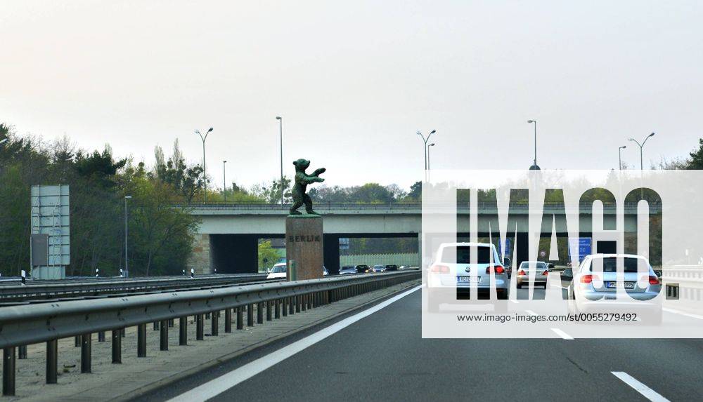 Berlin 17.04.2011: AVUS Autobahn A 115, Stadtautobahn - Berliner Bär Skulptur von Rene Sintenis Dreilinden