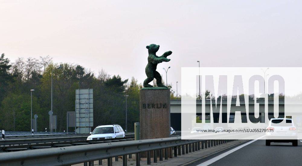 Berlin 17.04.2011: AVUS Autobahn A 115, Stadtautobahn - Berliner Bär Skulptur von Rene Sintenis, Dreilinden