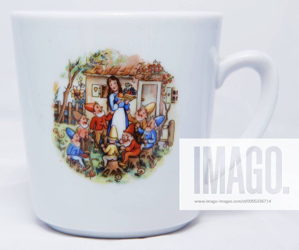 Tasse aus Kahla-Porzellan mit einem Schneewittchenmotiv, Kindertasse