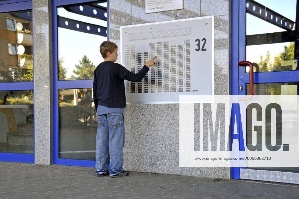 IMAGO Creative: Gesellschaft, Armut neunjaehriger Junge vor dem Klingelbrett eines Hochhauses in der Trabantenstadt Chorweiler in Koeln, Deutschland, Nordrhein-Westfalen, Koeln 9 years old boy at a door plate of a multi-story building in Chorweiler, Germany, North Rhine-Westphalia, Cologne BLWS241436