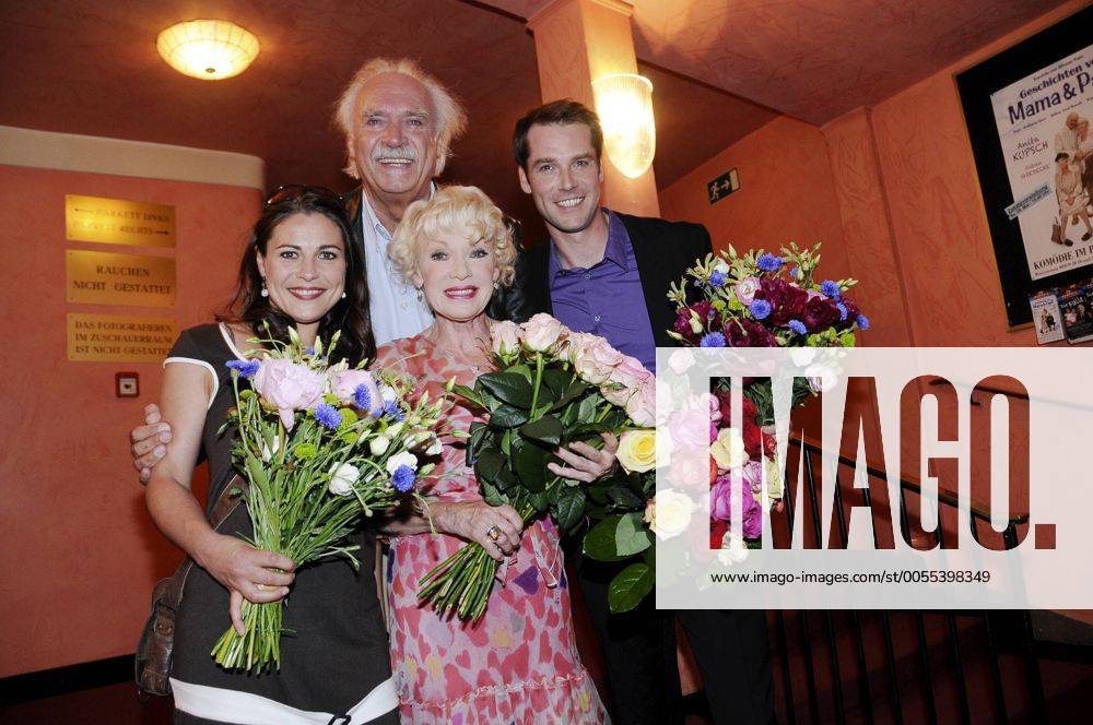 München Kleine Komödie im Bayerischen Hof Premiere . Geschichten von Mama und Papa : Mandy Partzsch (L), Darstellerin Anita Kupsch, Achim Wolff (2L), Fabian Goedecke