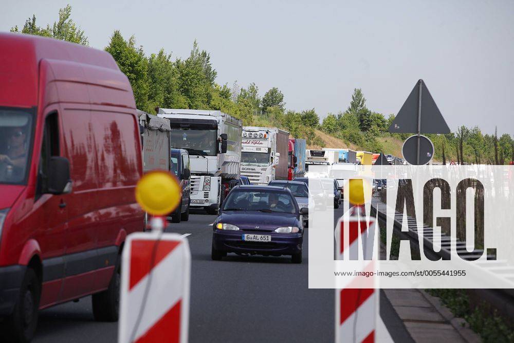 Auf der Autobahn A14 zwischen Bernburg und Plötzkau kam es zu Hitzeverwerfungen im Straßenbelag. Bis Freitag werden Reparaturarbeiten durchgeführt. Es kommt zu Staus.