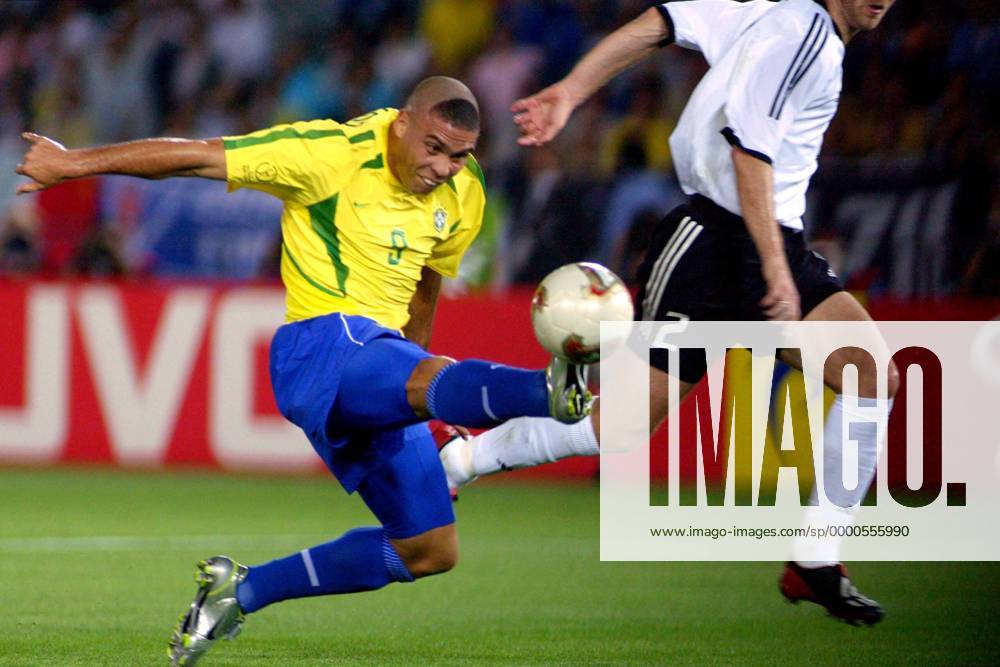 Ronaldo (Brasilien) am Ball Fußball WM Herren Weltmeisterschaft 2002, Länderspiel, Finale, Endspiel, Nationalmannschaft, Nationalteam Einzelbild International Stadium Yokohama Dynamik,