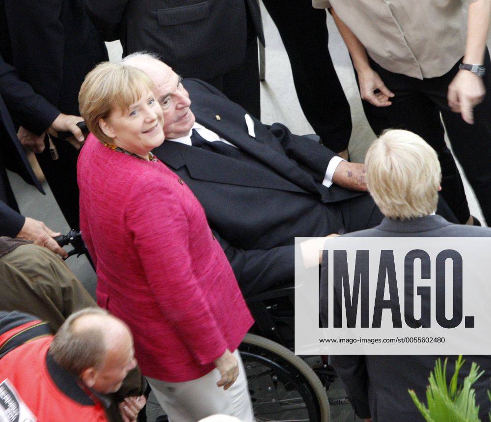 FIFA Frauen-Weltmeisterschaft Deutschland 2011, Finale Japan-USA, 17.07.11 Altbundeskanzler Helmut Kohl mit Bundeskanzlerin Angela Merkel