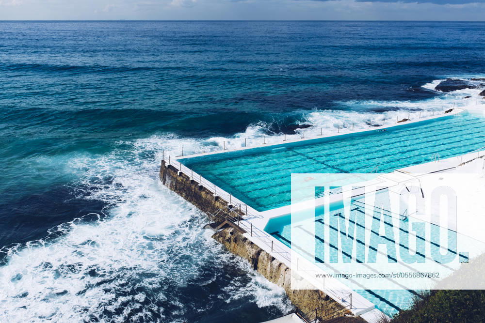 Man swimming alone at Iceberg pools Sydney, New South Wales, Australia R_JAMU240610-346972-01