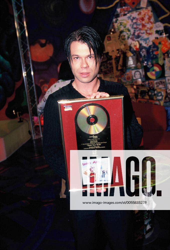 Der Viva Zwei Moderator Markus Kavka mit der goldenen Platte die guano apes für 250.000 verkaufte Tonträger open your eyes bekamen 1998