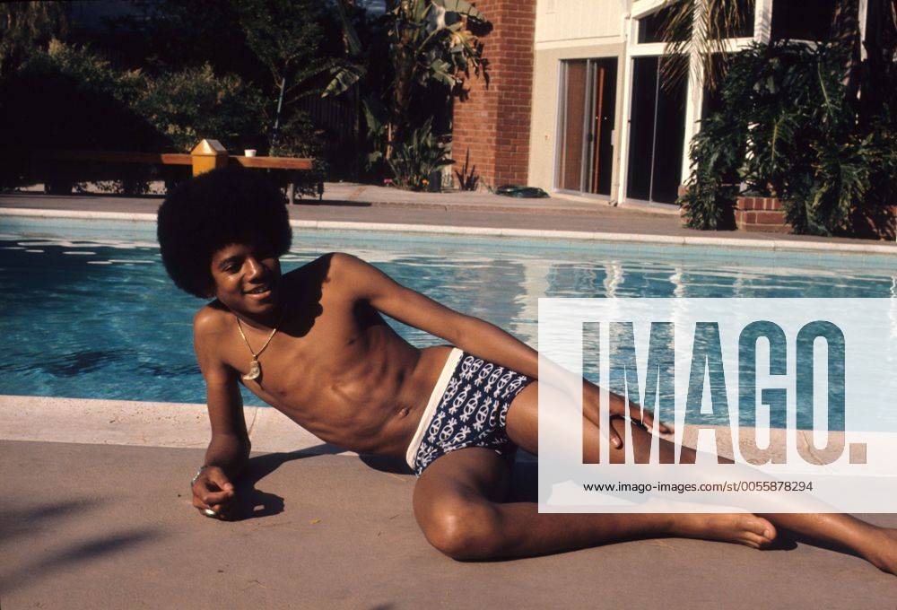 Michael Jackson of the Jackson Five pop group relaxing by the swimming pool . 1970s Colour 35mm Transparency !AUFNAHMEDATUM GESCHÄTZT! UnitedArchives1209440