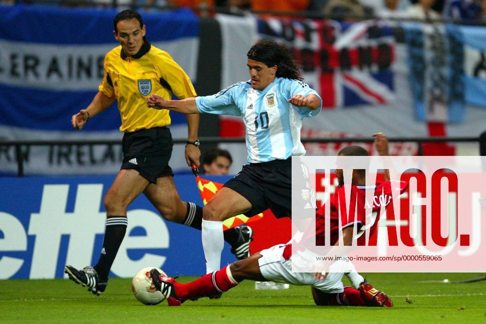 Ariel Ortega (Argentinien, oben) gegen Ashley Cole (England) Fußball WM Herren Weltmeisterschaft 2002, Länderspiel, Gruppenspiel, Gruppe F, Nationalmannschaft, Nationalteam Gruppe Sapporo Dome Sapporo Dynamik,