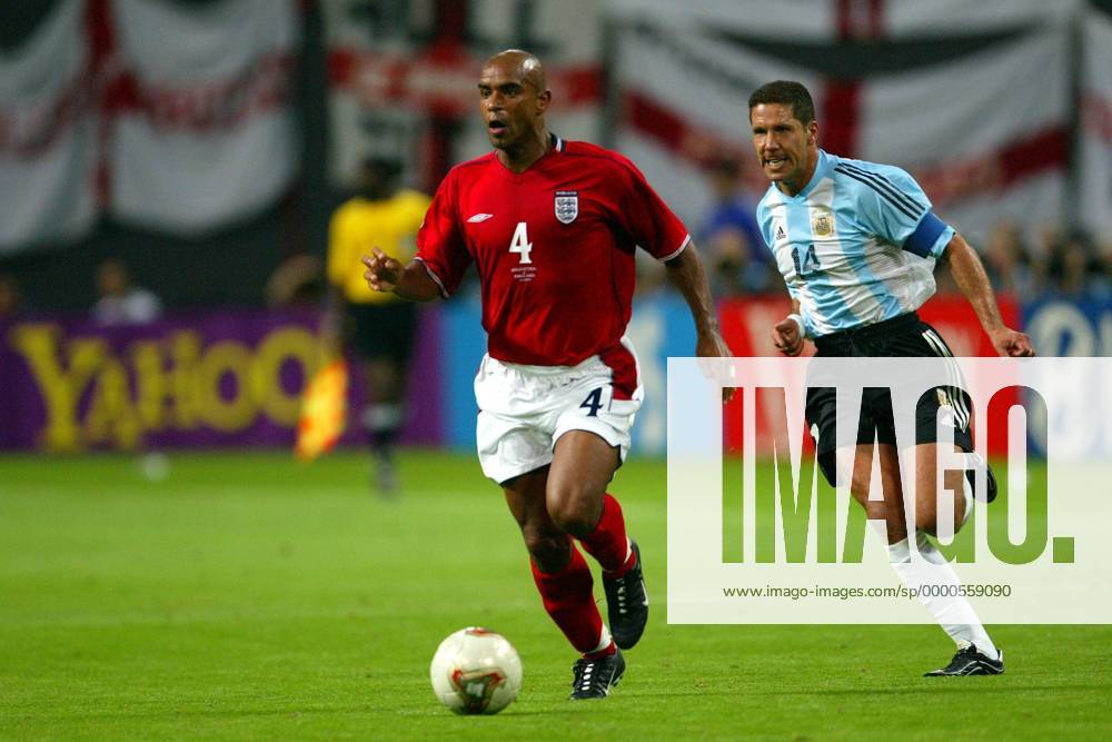 Trevor Sinclair (England) am Ball, daneben Diego Simeone (Argentinien) verbissen Fußball WM Herren Weltmeisterschaft 2002, Länderspiel, Gruppenspiel, Gruppe F, Nationalmannschaft, Nationalteam Gruppe Sapporo Dome Sapporo