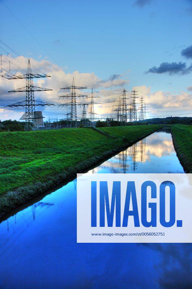 Strommasten, Hochspannungsleitungen, Energieversorgung. Entlang der Emscher im Essener Stadtteil Karnap. Essen, NRW, Deutschland, Europa