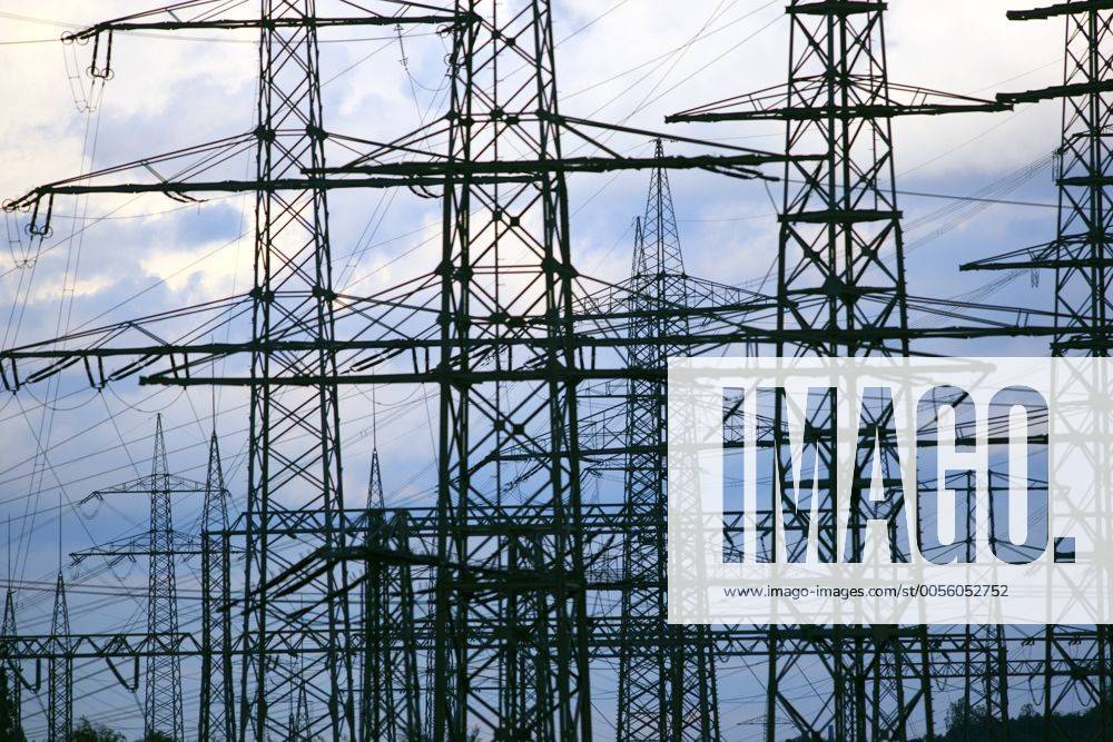 Strommasten, Hochspannungsleitungen, Energieversorgung. Entlang der Emscher im Essener Stadtteil Karnap. Essen, NRW, Deutschland, Europa
