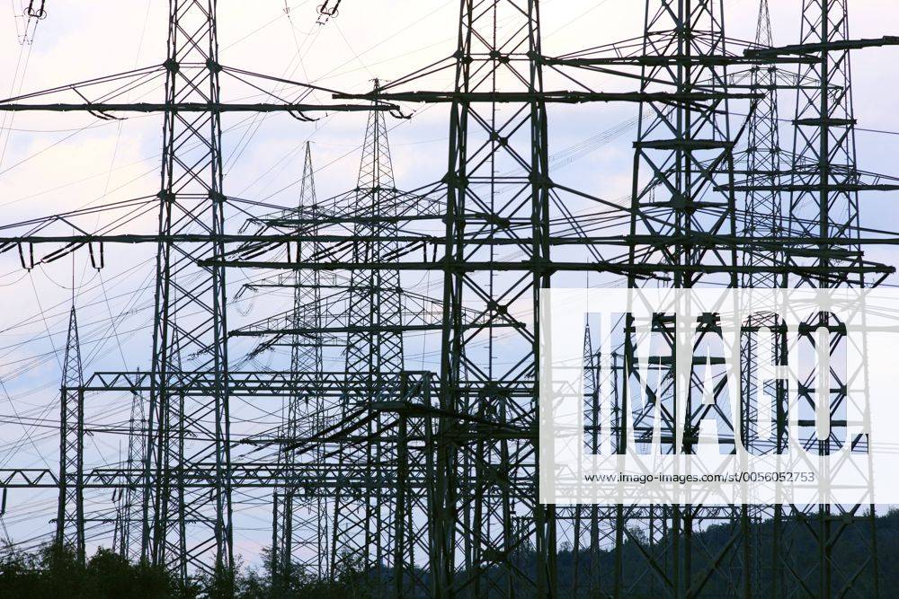 Strommasten, Hochspannungsleitungen, Energieversorgung. Entlang der Emscher im Essener Stadtteil Karnap. Essen, NRW, Deutschland, Europa