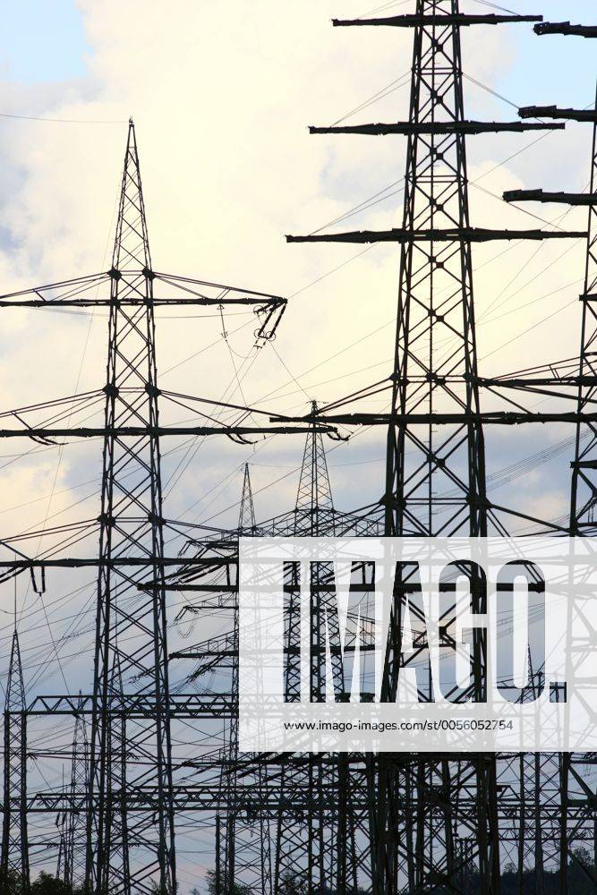 Strommasten, Hochspannungsleitungen, Energieversorgung. Entlang der Emscher im Essener Stadtteil Karnap. Essen, NRW, Deutschland, Europa