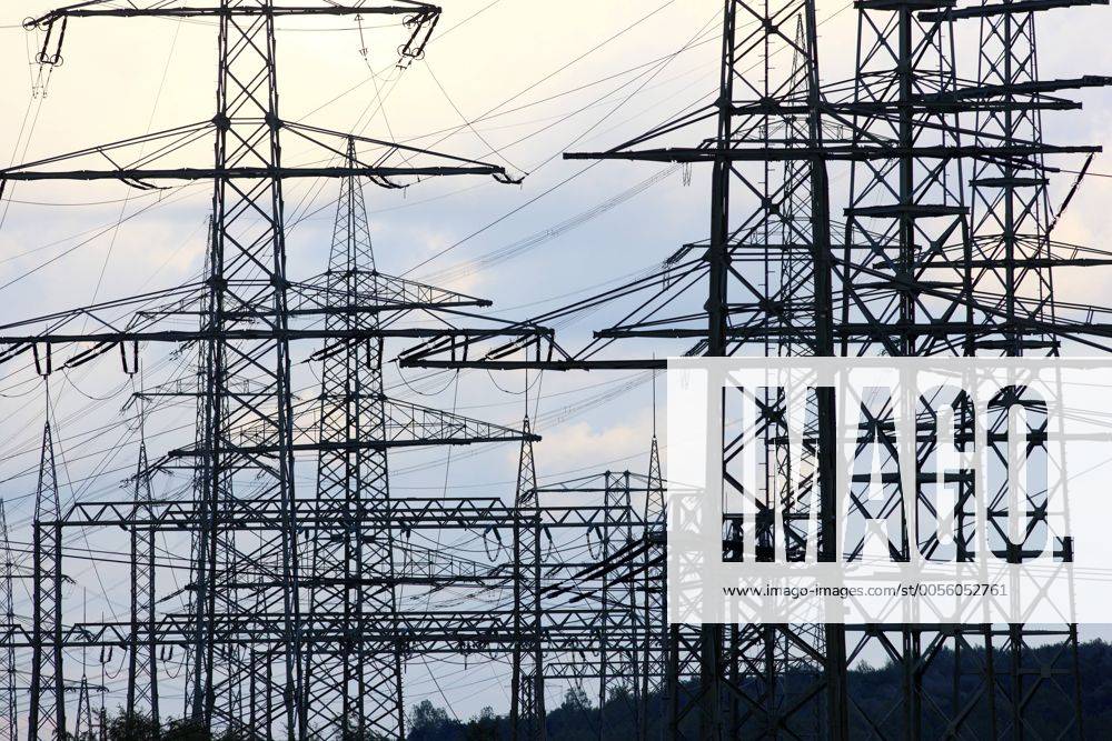Strommasten, Hochspannungsleitungen, Energieversorgung. Entlang der Emscher im Essener Stadtteil Karnap. Essen, NRW, Deutschland, Europa