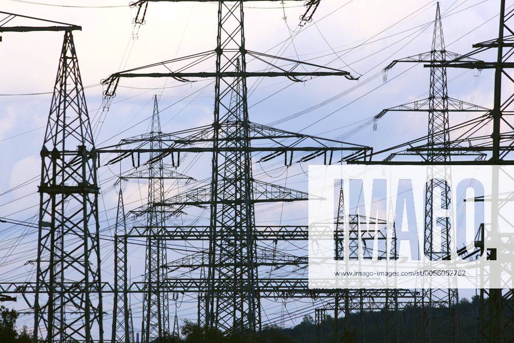 Strommasten, Hochspannungsleitungen, Energieversorgung. Entlang der Emscher im Essener Stadtteil Karnap. Essen, NRW, Deutschland, Europa