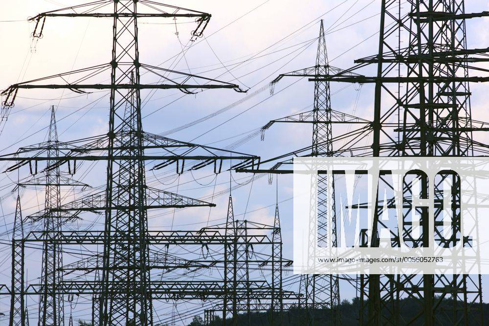 Strommasten, Hochspannungsleitungen, Energieversorgung. Entlang der Emscher im Essener Stadtteil Karnap. Essen, NRW, Deutschland, Europa