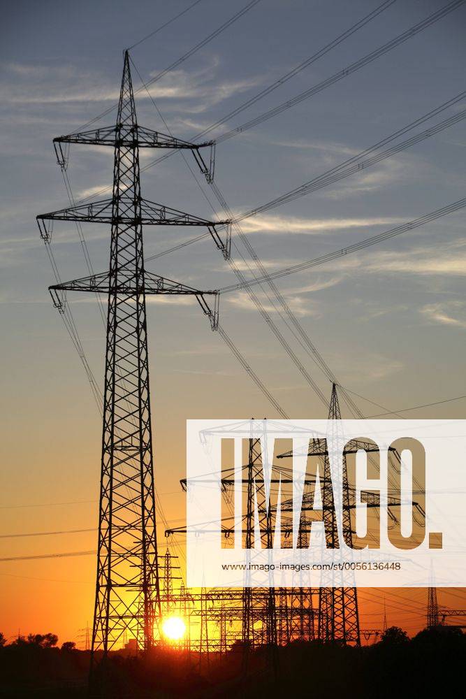 Strommasten, Hochspannungsleitungen, Energieversorgung. Sonnenuntergang im Essener Stadtteil Karnap. Essen, NRW, Deutschland, Europa