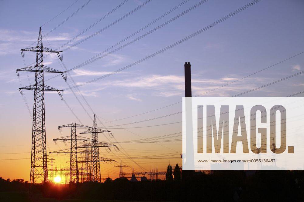 Strommasten, Hochspannungsleitungen, Energieversorgung. Müllheizkraftwerk Karnap, der RWE. Sonnenuntergang im Essener Stadtteil Karnap. Essen, NRW, Deutschland, Europa
