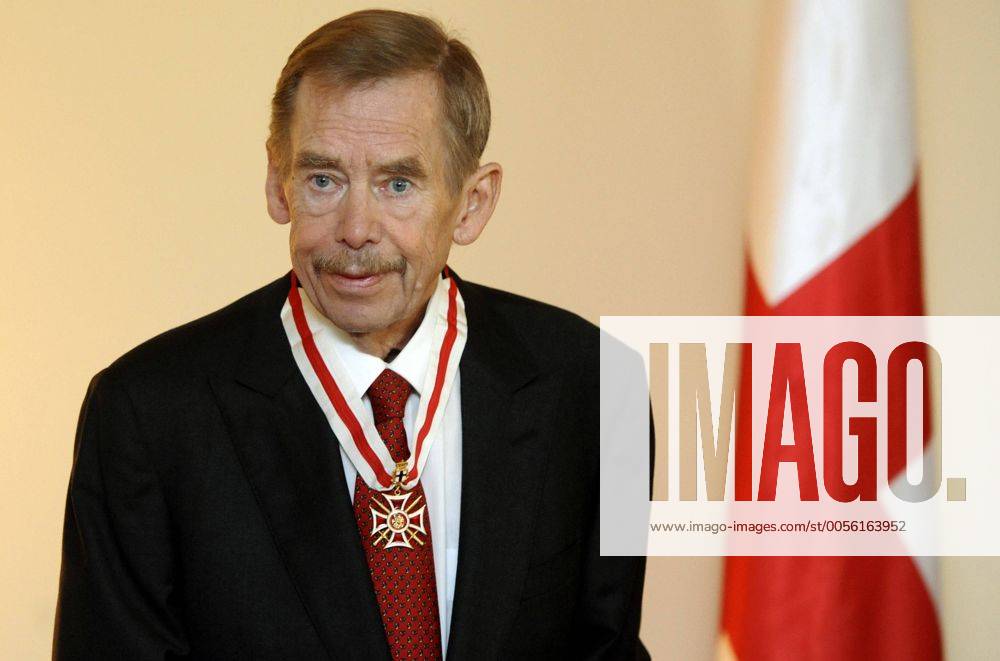Mikheil Saakashvili (not pictured), president of Georgia passed on the highest state honour to former Czech president Vaclav Havel (pictured) to mark his life long support to democracy on October 10, 2011, Prague, Czech Republic. (CTKxPhoto KaterinaxSulova) CTKPhoto11201110100338101